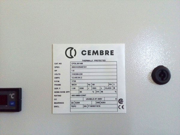 Plaque personnalisable adhésive de type MG-VRT-A 52 x 107 mm noire