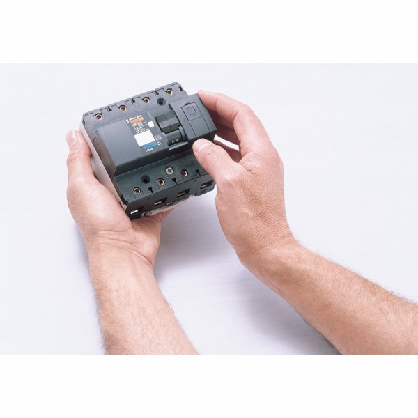 Acti 9 - disjoncteur NG125L - 4P - 80A - Courbe D - Ui 690V CA - Pouvoir de coupure : 100kA Icu - 220...240 V CA | 15kA Icu - 500 V CA | 36kA Icu - <= 500 V CC | 40kA Icu - 440 V CA | 50kA Icu - 380...415 V CA - Uimp 8kV - 12 pas de 9 mm - visuel 3